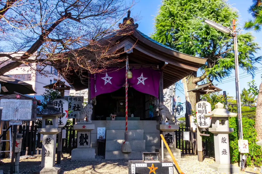 五芒星の幕がかかる晴明神社の社殿
