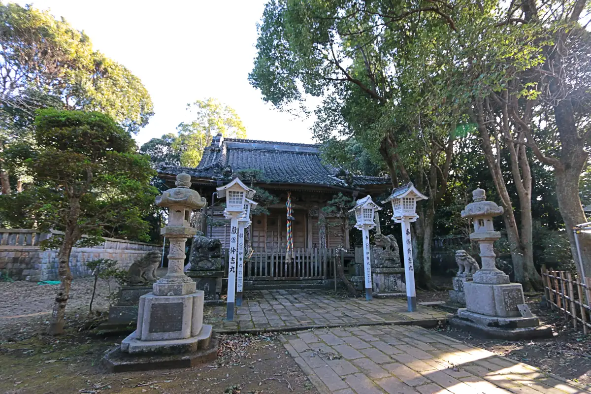 川口神社の社殿と灯籠
