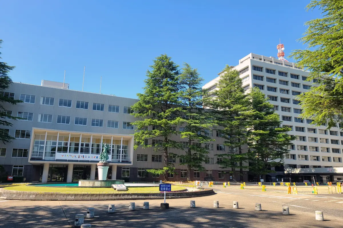 青空の下の福島県庁舎の全景