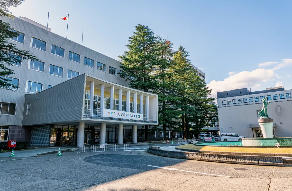 快晴の空と福島県庁舎の正面