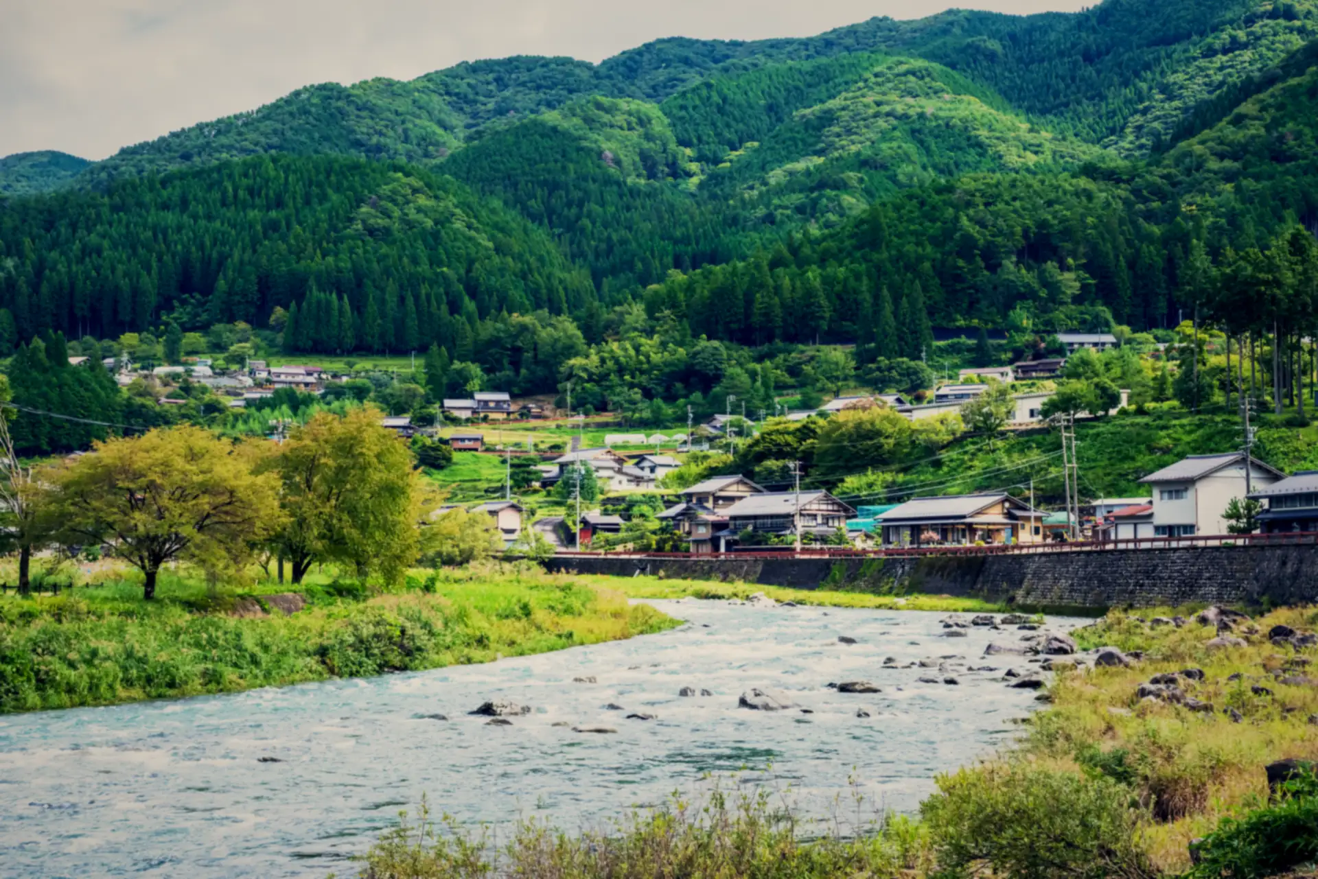 山あいの集落に沿って流れる川