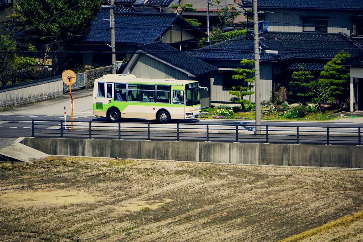 集落の道を走る路線バス