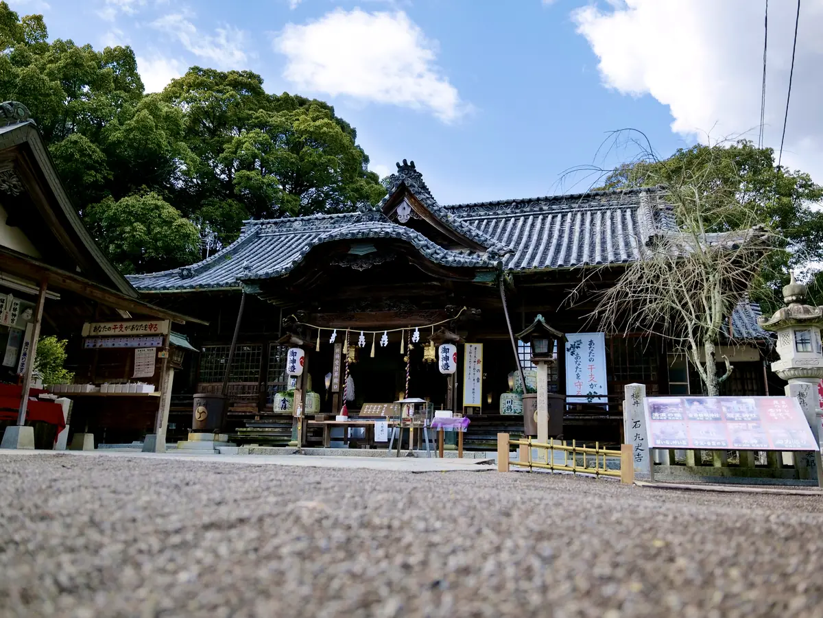 冠纓神社の拝殿。
