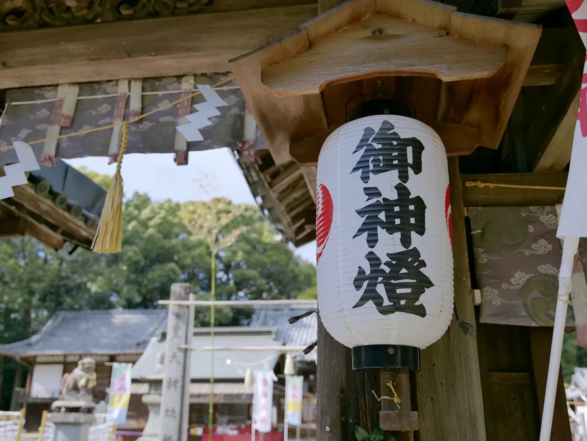 境内の社と御神燈。
