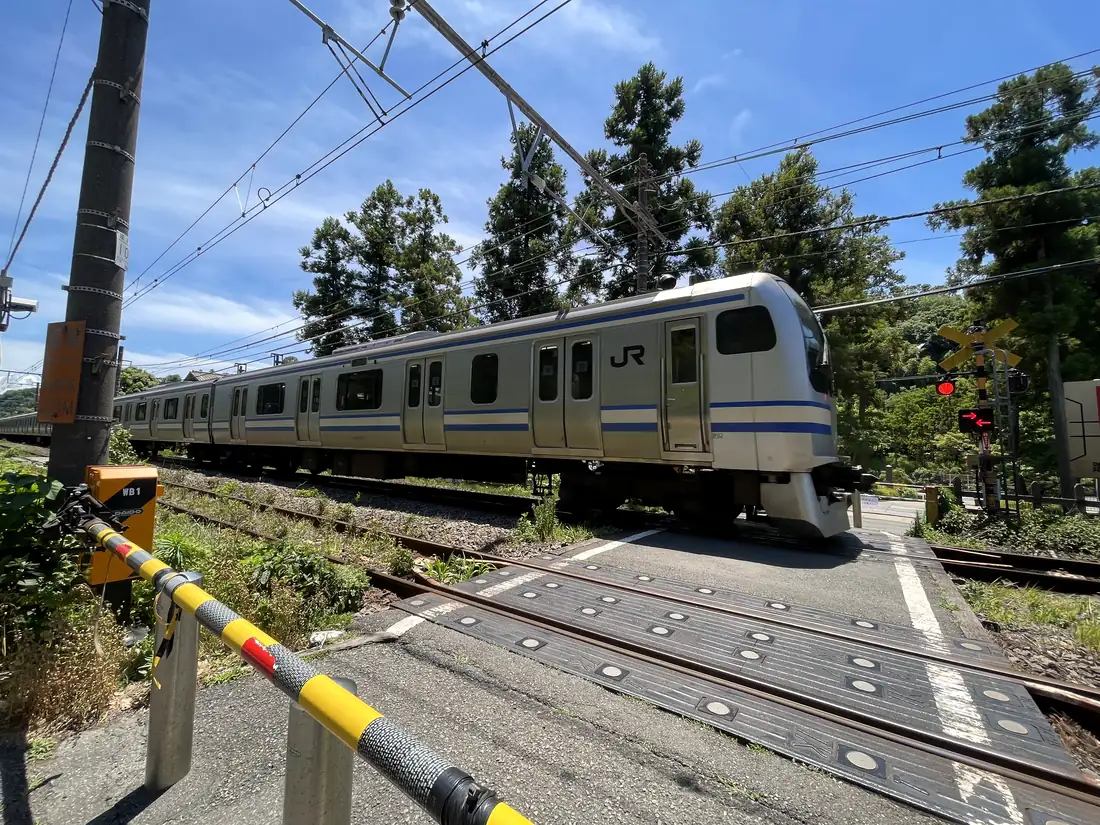 北鎌倉駅の踏切を通る横須賀線の電車