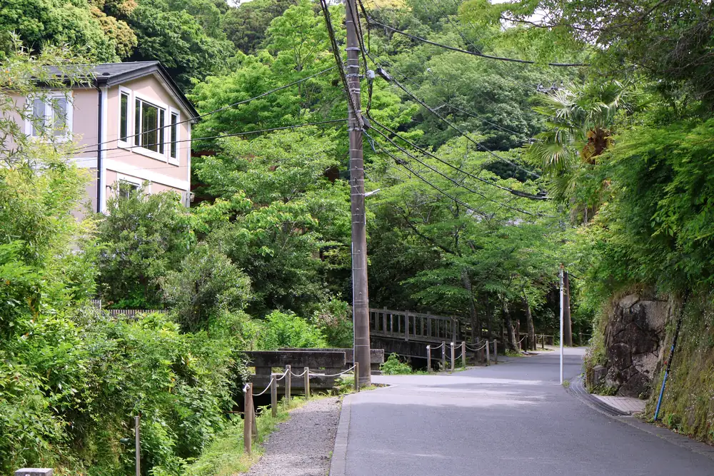 山ノ内の明月院通りの道と橋
