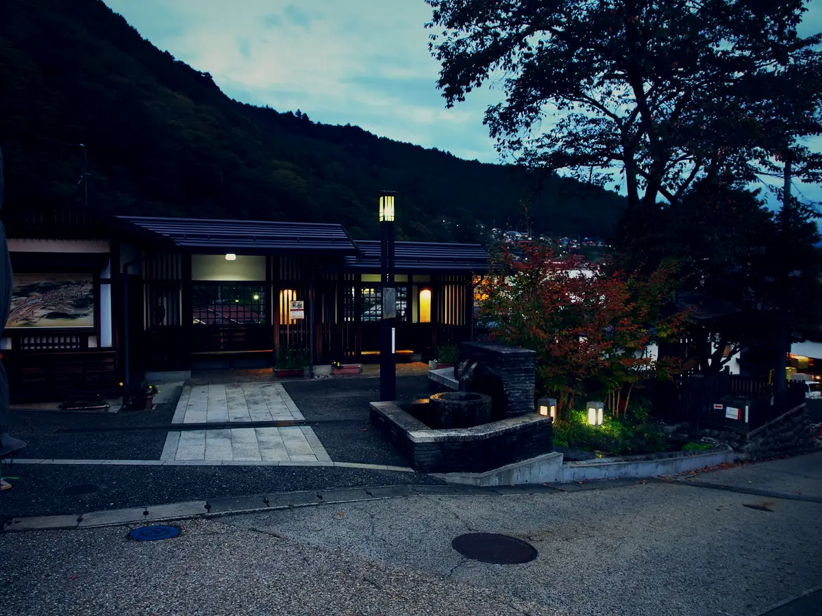 灯りがともった、上の段の休憩小屋（夕暮れ）。晴明社の写真ではありません。
