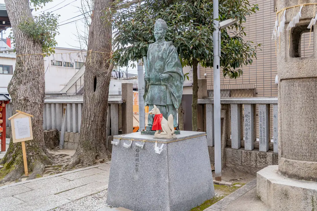 安倍晴明神社の晴明公の銅像