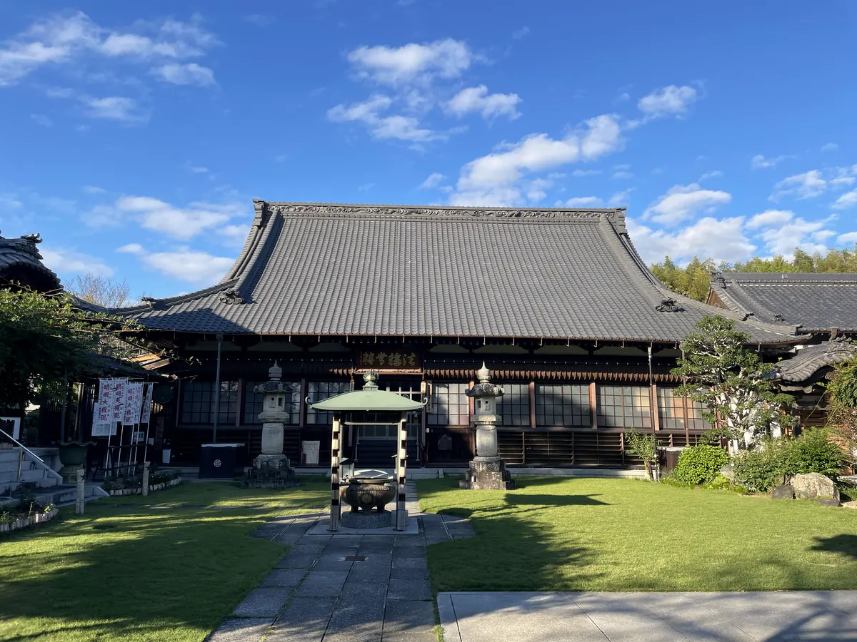 芝の境内の奥に建つ福王寺の本堂
