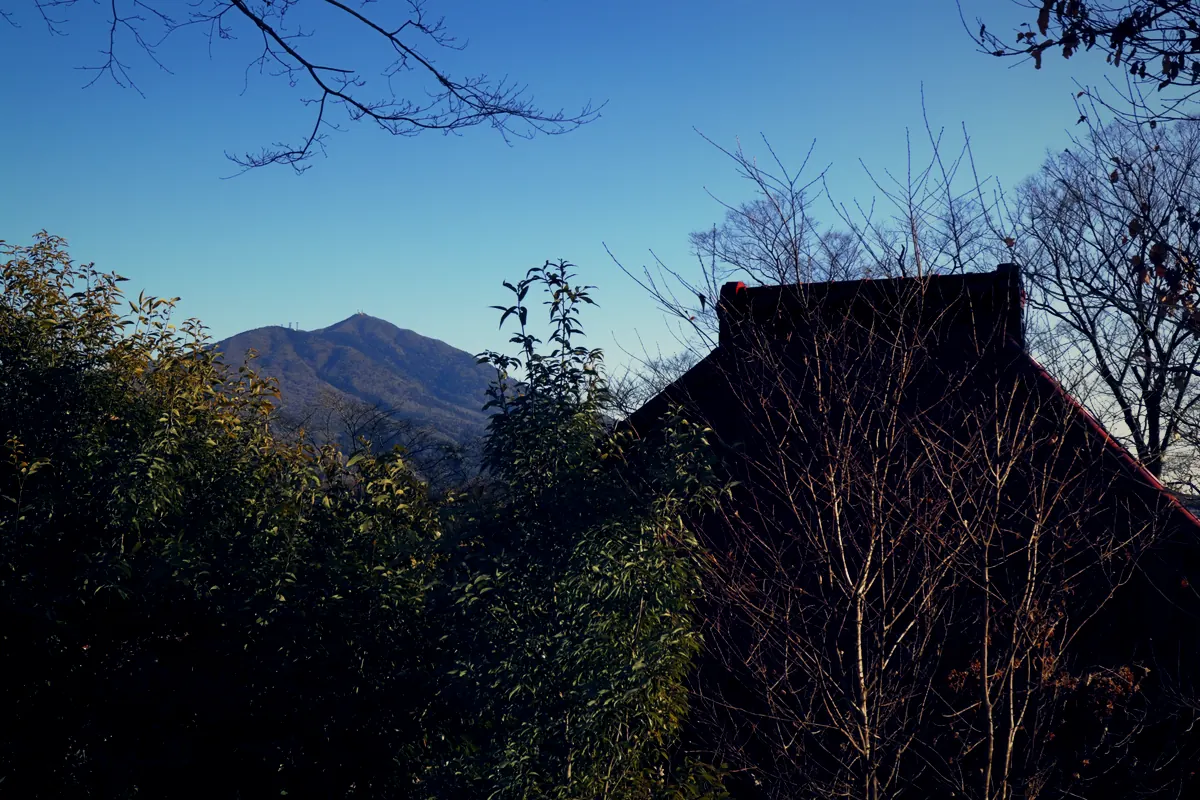 宮山ふるさとふれあい公園の宮山観音堂と、奥の筑波山(筑西市宮山)。晴明橋公園の写真ではありません。