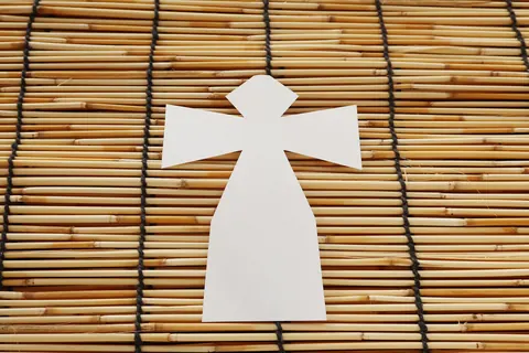 すだれを背景にした紙の形代