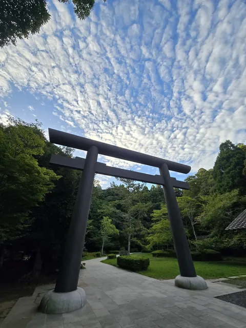 うろこ雲の広がる青空と鳥居、緑の参道