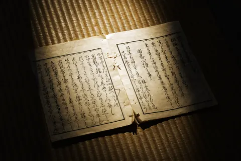 暗がりで光を受ける和綴じ本