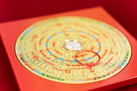 赤地に置いた風水羅盤
