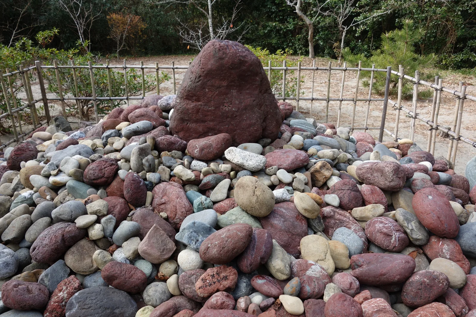 晴明塚　積まれた赤石