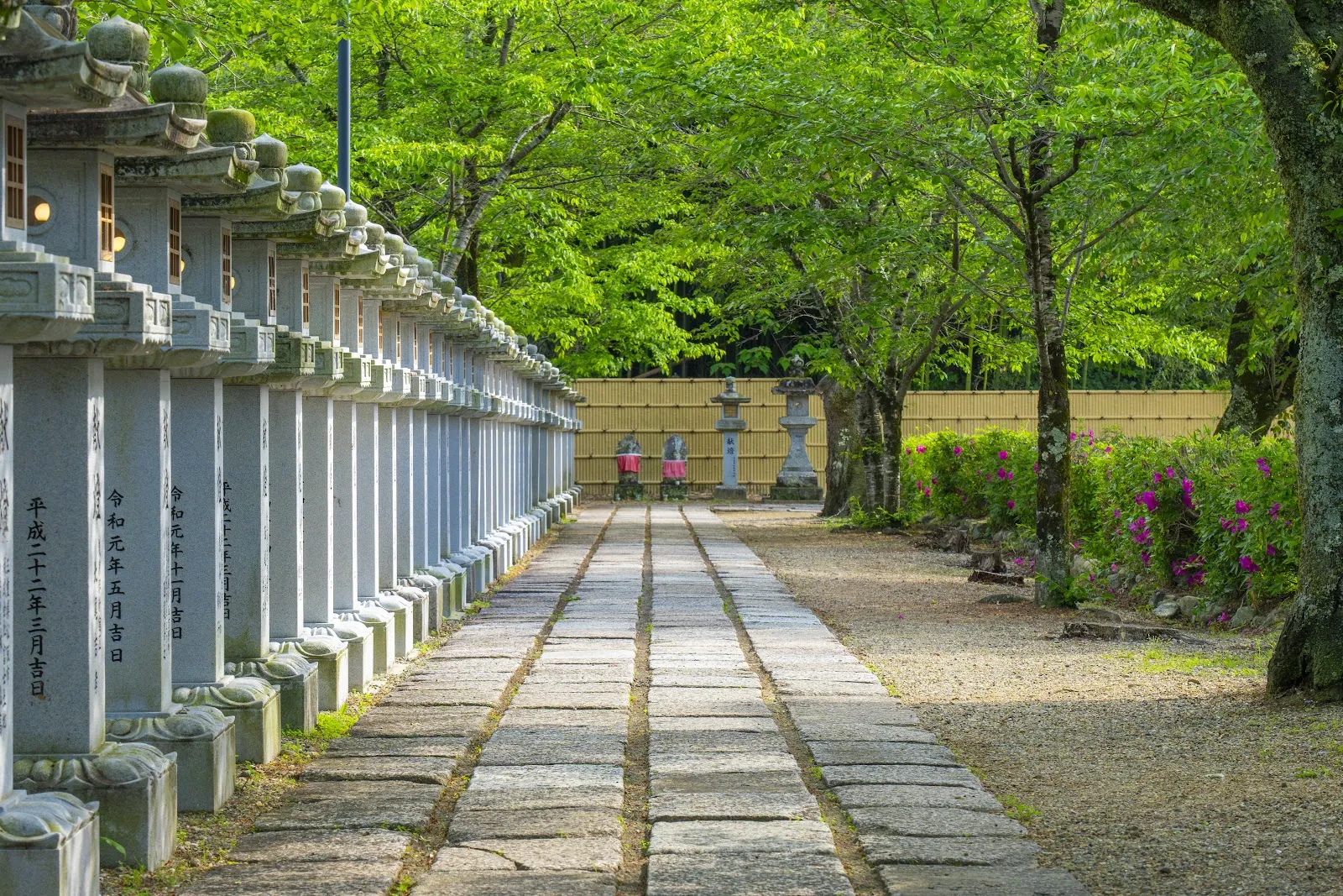 安倍文殊院　参道の石畳